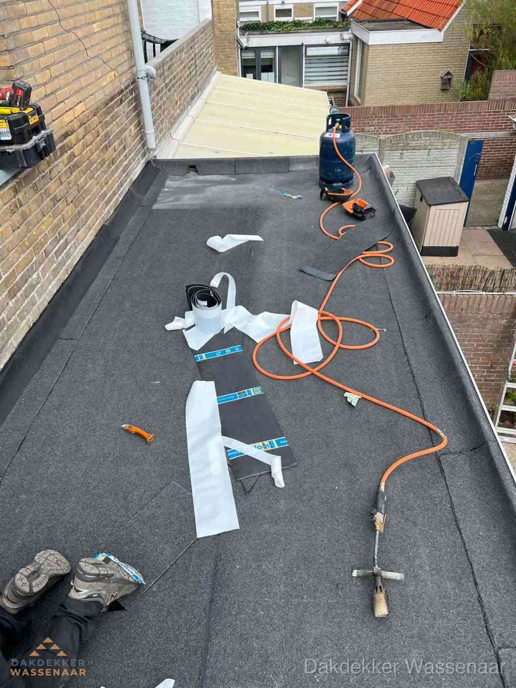 Dakdekker brengt EPDM dakbedekking aan op plat dak in Wassenaar