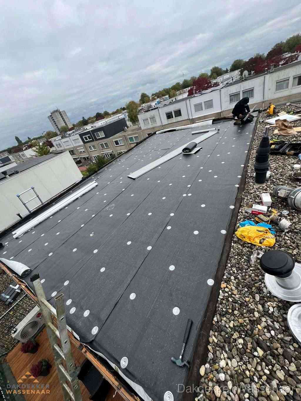 Dakleer vervangen op groot plat dak door dakdekker in Wassenaar